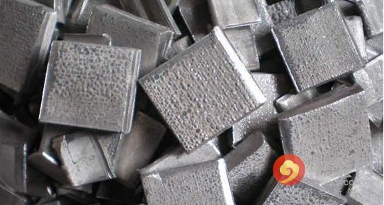 5月期鎳連續(xù)第三個月下跌，周四觸及去年6月來最低水準(zhǔn)每噸8,810美元，今年迄今下跌12%，是跌幅最大的主要基本金屬。